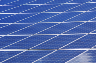 我国光伏组件行业：双面组件占比逐年上升 CR5市场份额超60%