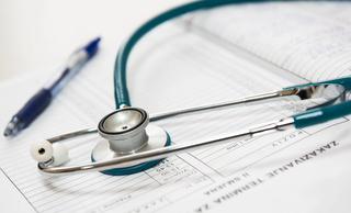 我国AI医疗市场规模快速增长 细分市场中AI制药增速较快 但行业资本热度逐渐下降