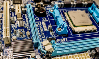 多因素驱动我国存储芯片市场扩容 但行业自给率仍较低 未来国产替代空间广阔