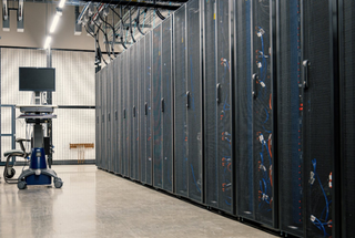 我国液冷数据中心行业：冷板式为主流产品 英维克营收最高且国内外市场均布局